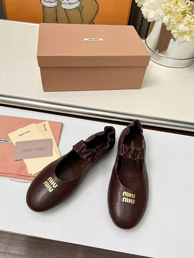Женские кожаные балетки с круглым мысом MIU MIU   