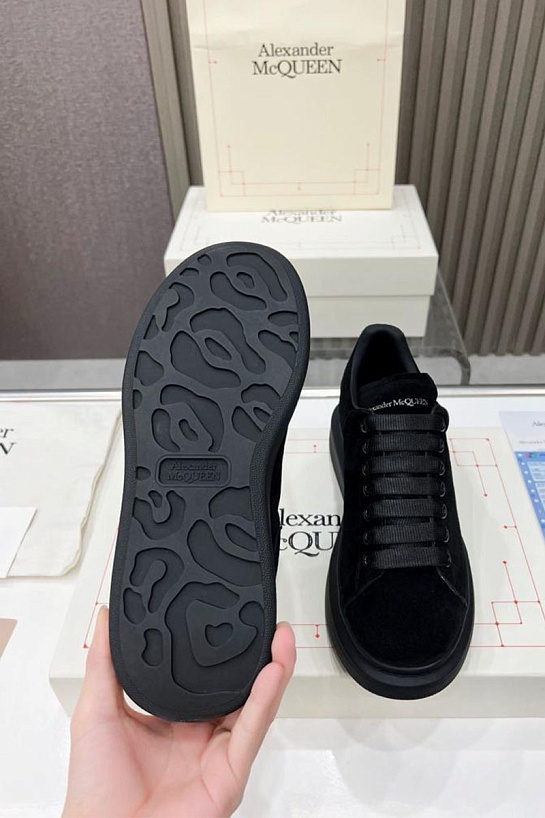 Замшевые кроссовки Alexander McQueen чёрного цвета