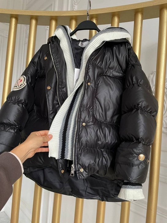 Чёрная женская куртка с капюшоном Moncler