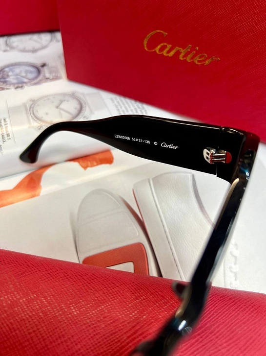 Солнцезащитные очки Cartier с чёрными линзами