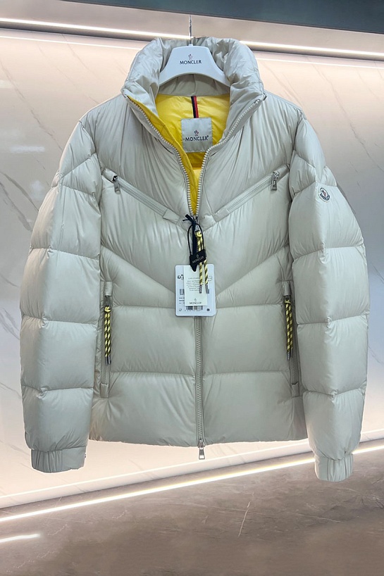 Мужской бежевый пуховик Moncler Katmai