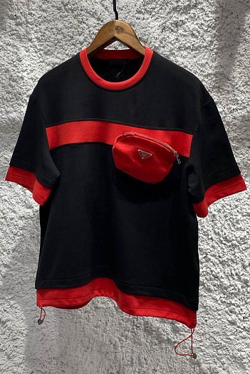 Чёрная оверсайз футболка Prada Chest Bag   