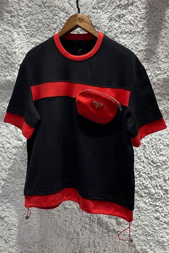 Чёрная оверсайз футболка Prada Chest Bag