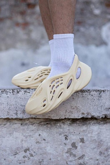 Кроссовки Adidas Yeezy Foam RNNR "Desert Sand"   