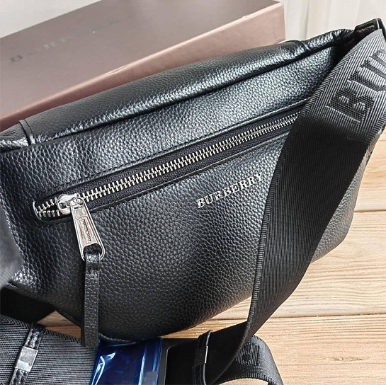 Кожаная сумка на пояс Burberry 30x17 см