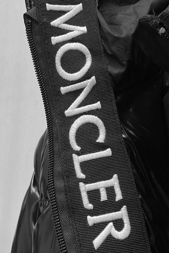 Женская брендовая куртка Moncler чёрного цвета