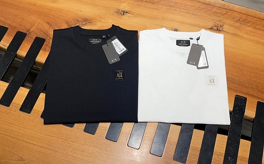 Футболка чёрного цвета Armani Exchange logo-patch   