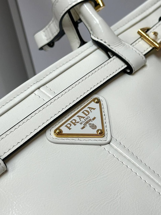 Кожаная белая сумка Prada Naplak Premium 32x15x11 см