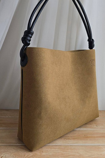 Замшевая бежевая сумка Loewe 35x30 см   