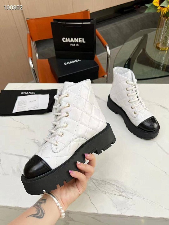 Женские кожаные ботинки Chanel белого цвета