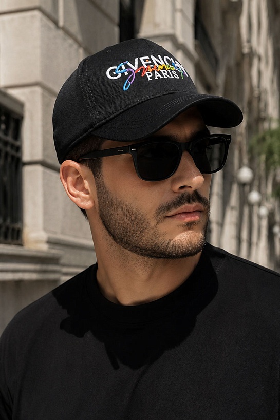 Чёрная бейсболка Givenchy Paris