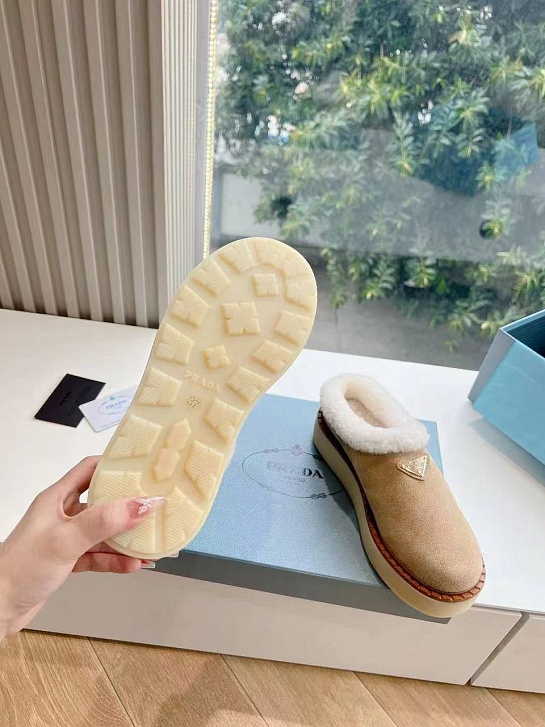 Женские бежевые ботинки сабо Prada