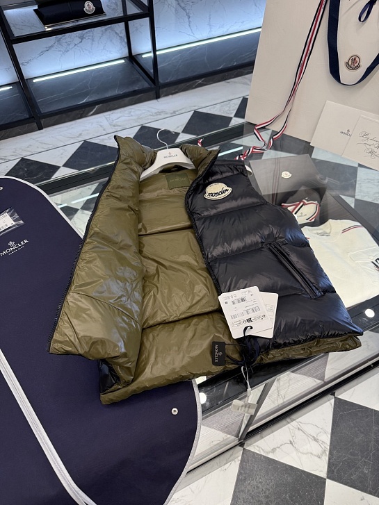 Мужской чёрный жилет Moncler Lipsi