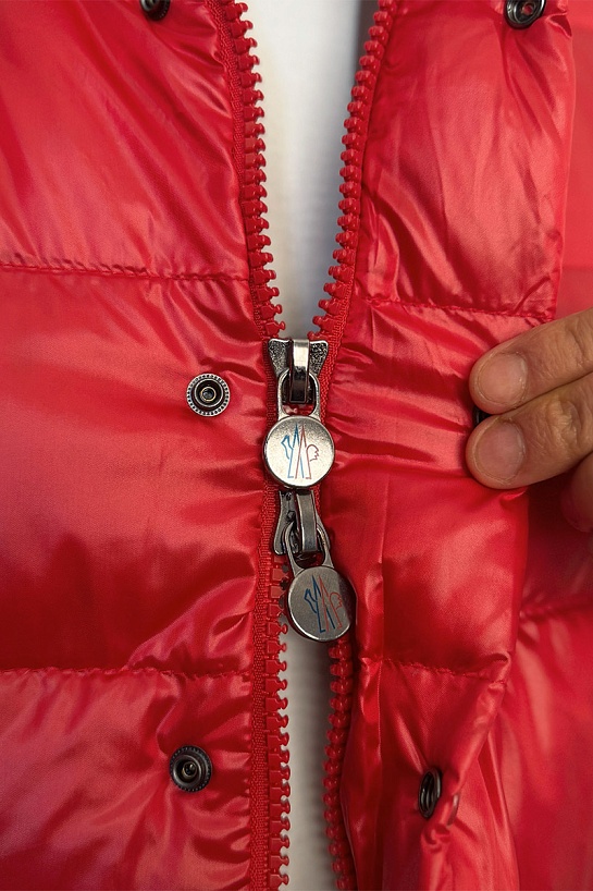 Пуховой жилет красного цвета Moncler logo-patch