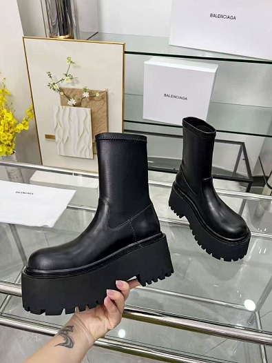 Женские кожаные сапоги Balenciaga чёрного цвета   