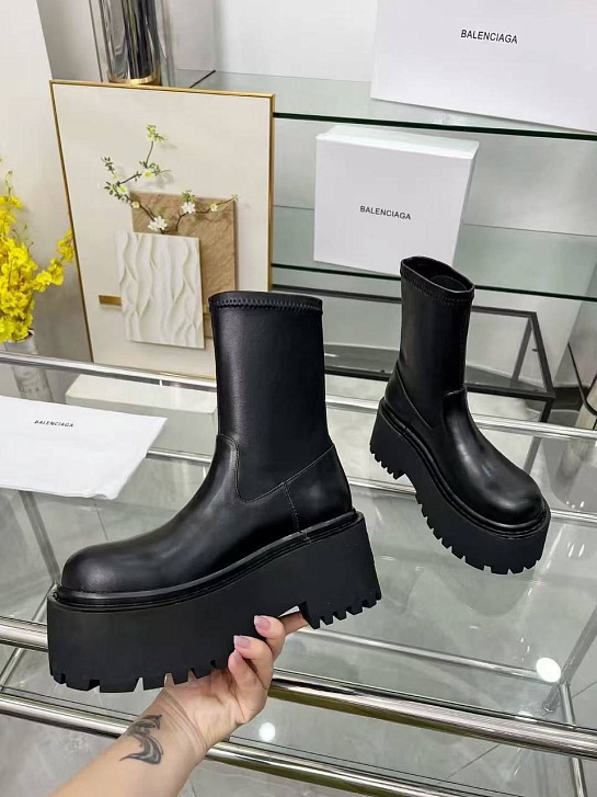 Женские кожаные сапоги Balenciaga чёрного цвета