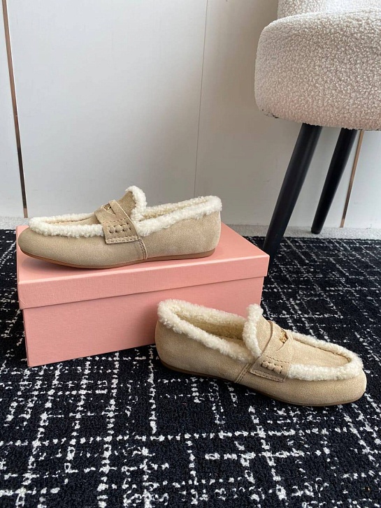 Женские бежевые лоферы с мехом MIU MIU