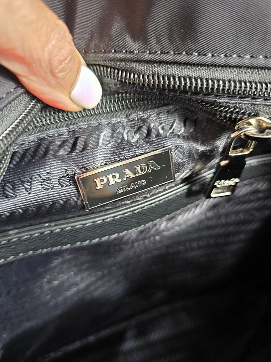 Нейлоновая сумка тоут Prada чёрного цвета 46x32 см