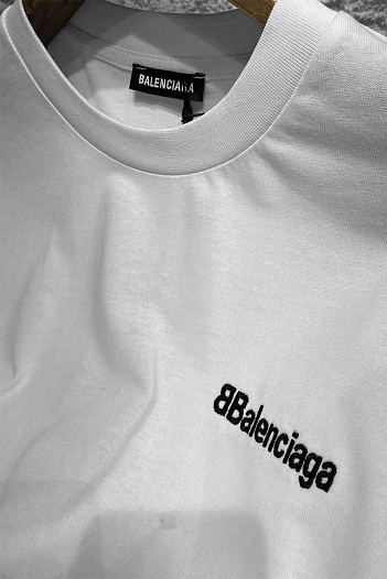 Белая оверсайз футболка Balenciaga logo-embroidered   