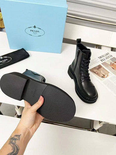 Женские кожаные ботинки Prada   