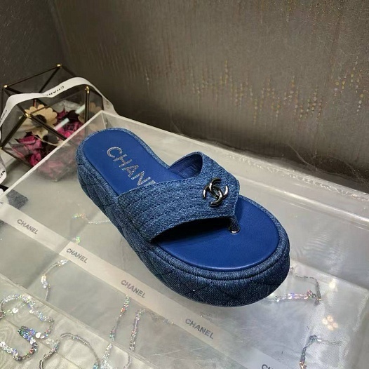 Женские кожаные шлёпанцы Chanel   