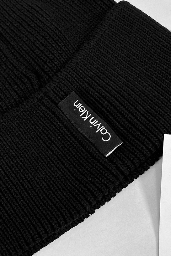 Чёрная шапка Calvin Klein Jeans monologo patch