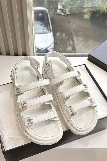 Женские кожаные сандалии Chanel белого цвета   