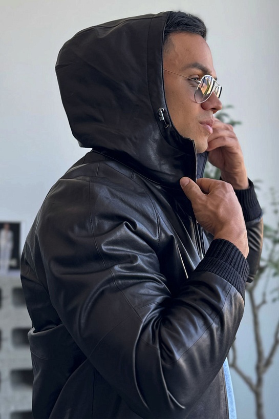 Кожаная куртка чёрного цвета Kiton Premium