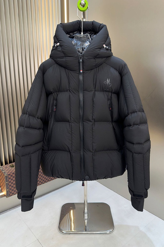 Мужской пуховик Moncler чёрного цвета