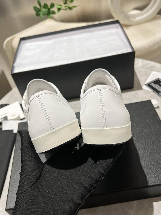 Женские кожаные кроссовки Chanel белого цвета