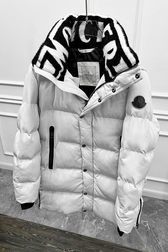 Удлинённый мужской пуховик Moncler белого цвета