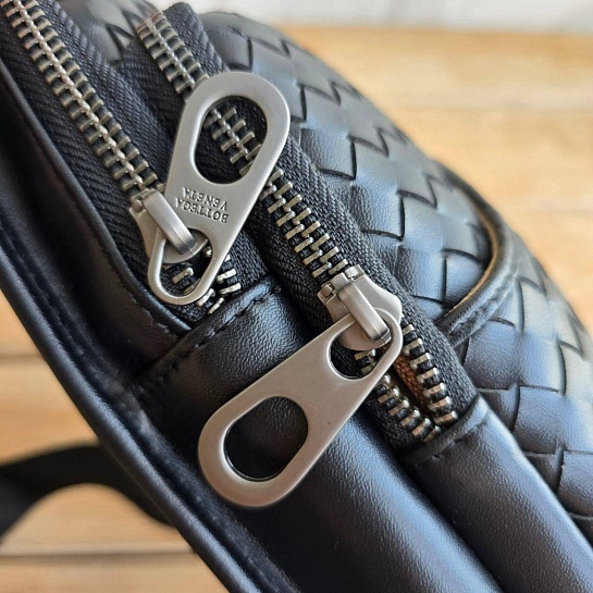 Кожаная сумка Bottega Veneta Intrecciato sling 27x15 см - Black