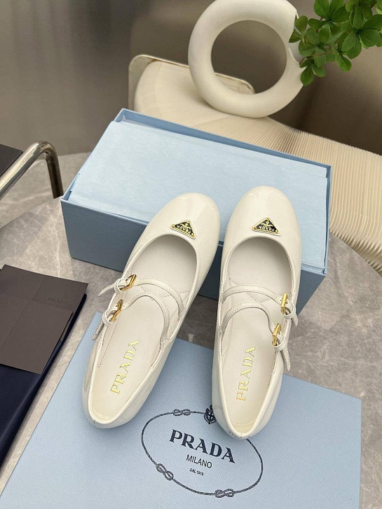 Женские кожаные балетки Prada Naplak белого цвета