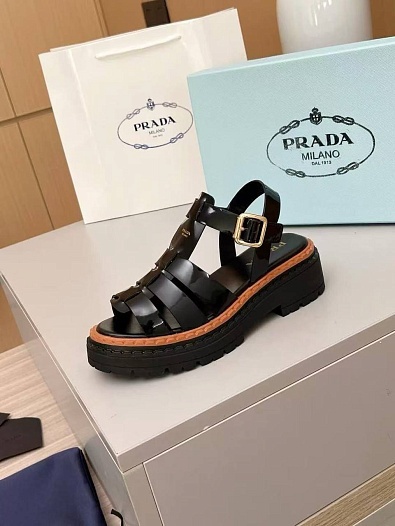 Женские кожаные сандалии Prada чёрного цвета   