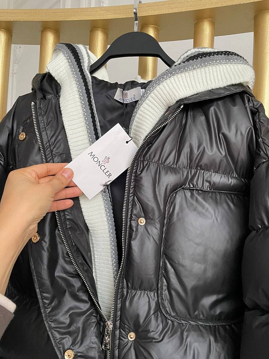 Чёрная женская куртка с капюшоном Moncler