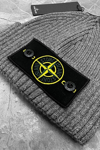 Шапка серого цвета Stone Island compass patch   