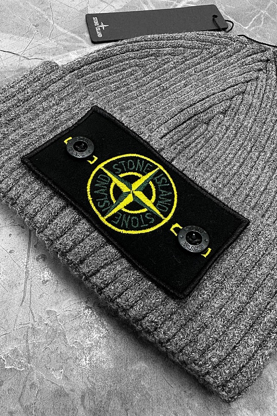Шапка серого цвета Stone Island compass patch