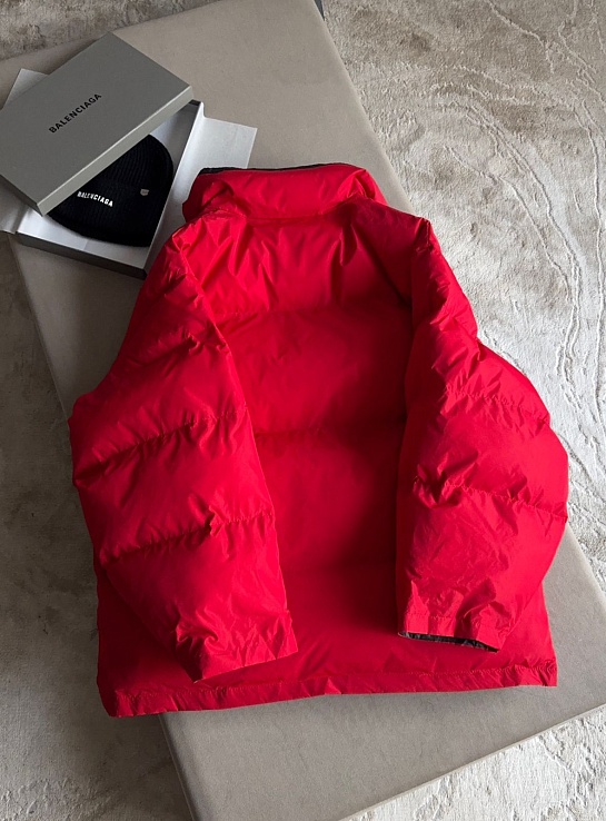 Красная женская куртка Balenciaga