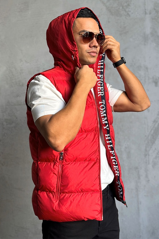 Мужской жилет Tommy Hilfiger красного цвета