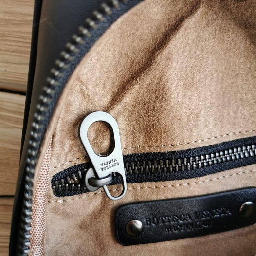 Кожаная чёрная сумка Bottega Veneta 28x18 см   