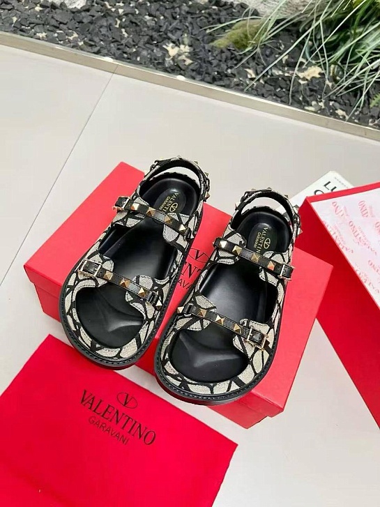 Женские кожаные сандалии Valentino Rockstud