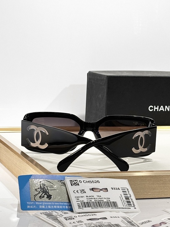 Солнцезащитные очки Chanel