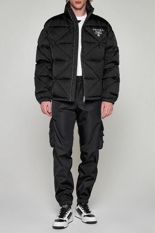 Мужская чёрная куртка Prada Re-Nylon logo-print