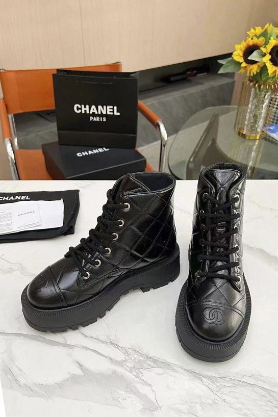 Женские кожаные ботинки Chanel чёрного цвета