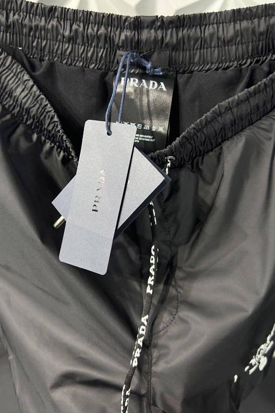 Чёрные шорты Prada logo-embroidered