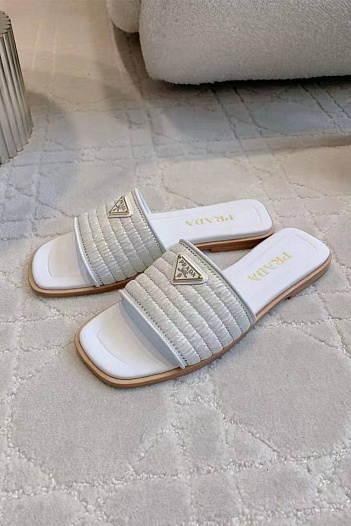 Женские шлёпанцы Prada белого цвета   