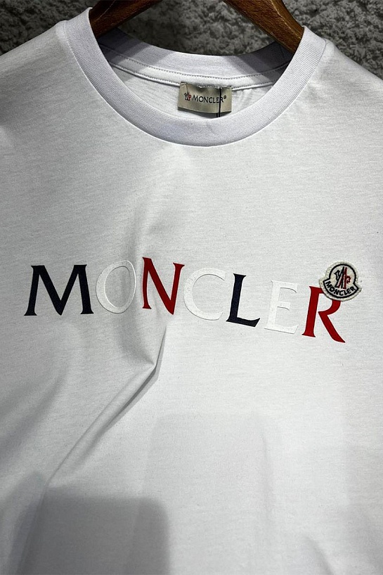 Мужская белая футболка Moncler colorful logo patch