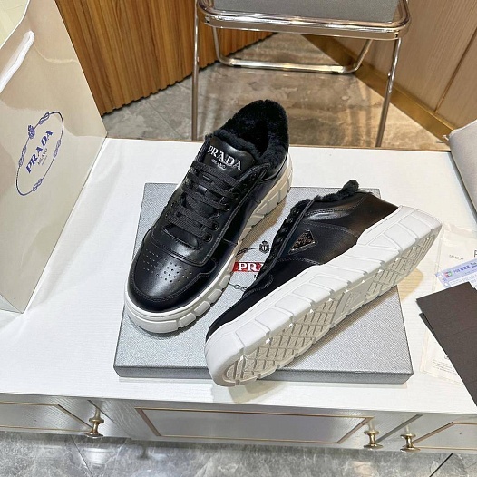 Кожаные кроссовки с мехом Prada   