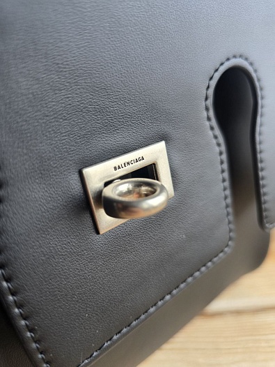 Кожаная сумка Balenciaga 23x20 см   