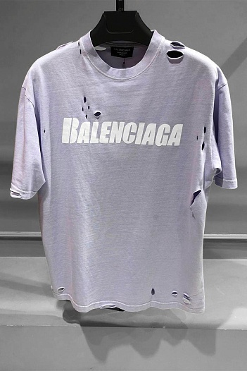 Светло-фиолетовая оверсайз футболка Balenciaga с рваной отделкой   